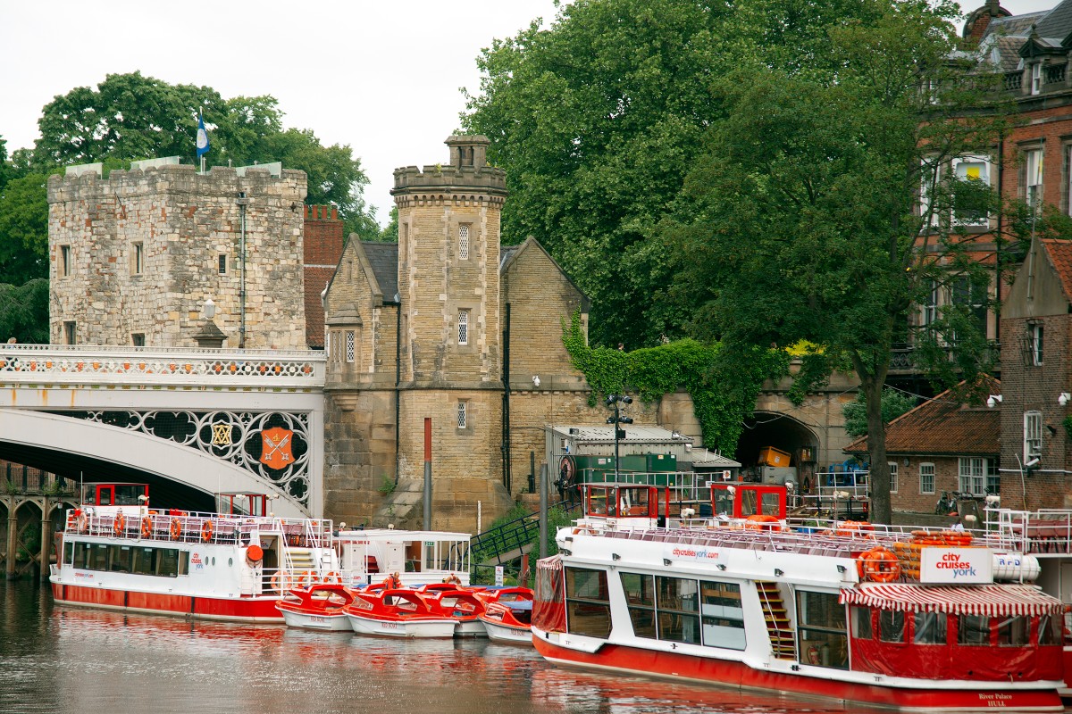 File:Tour boats on the River Ouse.jpg - Wikimedia Commons